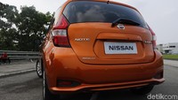 Bisa dibilang mobil ini menjadi salah satu alternatif bagi warga Jakarta. Apalagi yang ingin mobil ramah lingkungan namun konsumsi bahan bakarnya efisien.