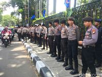 Usai Salat Jumat, Massa Aksi 2411 Long March ke DPP NasDem