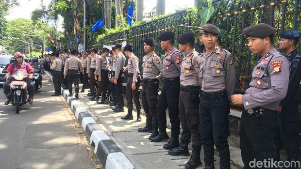 Polisi berjaga di depan kantor DPP NasDem