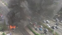 Bus Bhineka AKAP jurusan Cikarang-Merak terbakar di Jalan S Parman, Slipi, Jakarta Barat, sekitar pukul 08.30 WIB. Akibat bus terbakar, polisi menutup exit tol Slipi. Asap tebal warna hitam membumbung tinggi.Fotografer: Alifrahman Putranda/pasangmata.com