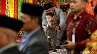 Anak Gibran dan Selvi, Jan Ethes mencuri perhatian di sela-sela pesta adat. Dia berkali-kali menghampiri panggung adat Kahiyang-Bobby (Foto: Grandyos Zafna.)