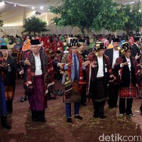 Gibran menari tor-tor (manortor) bersama paman mempelai pria, Doli Sinomba Siregar, dan para tetua adat Batak Mandailing. Foto: Grandyos Zafna.