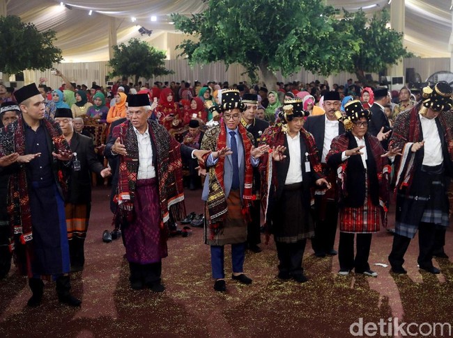 Gibran menari tor-tor (manortor) bersama paman mempelai pria, Doli Sinomba Siregar, dan para tetua adat Batak Mandailing. Foto: Grandyos Zafna.