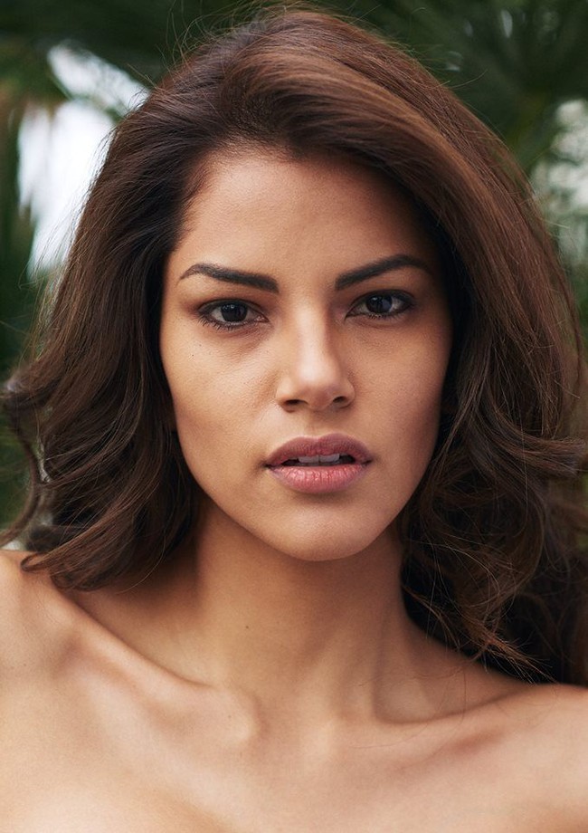 Penampilan finalis asal Peru, Prissila Howard, ini memang tak benar-benar bisa dibilang tanpa makeup karena alisnya tampak sudah dirias. Meski demikian makeup Prissila sangat minimalis. Foto: Dok. Miss Universe