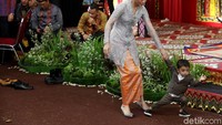 Pakai jas, Jan Ethes tampaknya lebih bebas berjalan ke mana-mana. Tentunya masih dengan pengawasan ibunda, Selvi Ananda (Foto: Grandyos Zafna.)