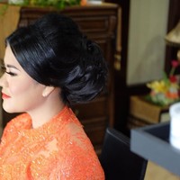 Beginilah penampakan sanggul Kahiyang yang cetar. Meski tampak belakang sanggulnya cukup besar, namun rambut bagian depan sengaja dibuat lebih sleek agar tidak memberikan kesan yang terlalu heboh. Foto: dok. Instagram (Noe_Onhair)