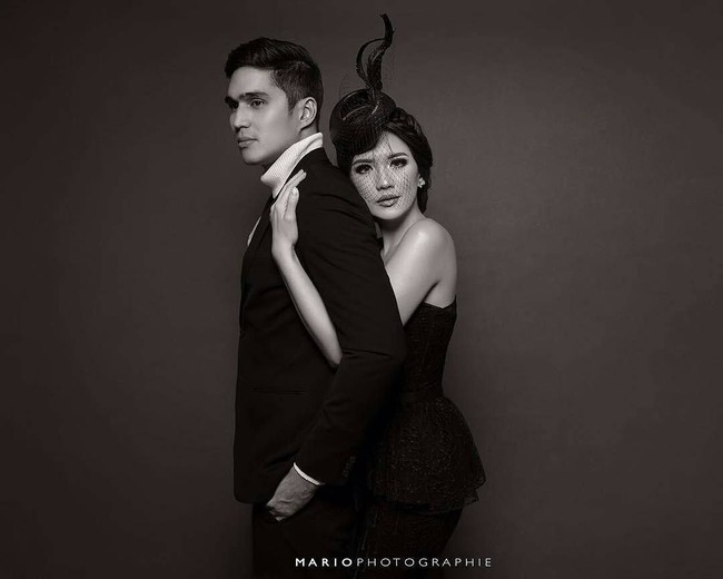 Foto prewedding Marcel Chandrawinata dan Deasy Priscilla juga ada yang dibuat hitam putih tapi tetap terlihat romantis juga intim seperti potret kali ini. Foto: Dok. Instagram