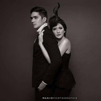 Foto prewedding Marcel Chandrawinata dan Deasy Priscilla juga ada yang dibuat hitam putih tapi tetap terlihat romantis juga intim seperti potret kali ini. Foto: Dok. Instagram