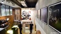 Di lantai bawah para pengunjung juga dapat melihat foto landscape hitam putih karya Michael Kenna yang dipamerkan di Monogram. Karya Michael Kenna tersebut menampilkan perjalanannya menyusuri China, Eropa dan Amerika. 