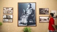 Pengunjung melihat koleksi di rumah Tjong A Fie, Medan, Sumatera Utara.