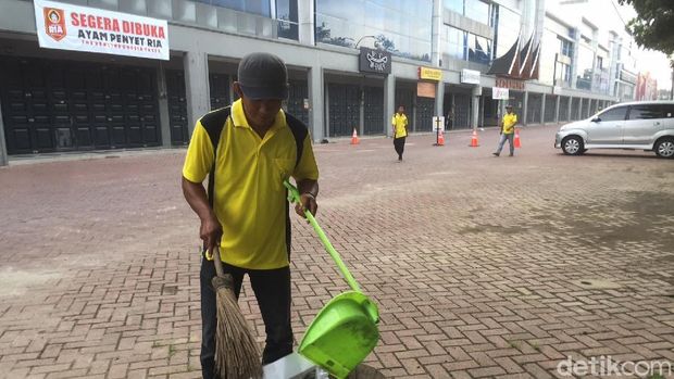 Doa Petugas Kebersihan di Medan untuk Kahiyang-Bobby