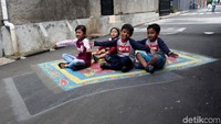 Semenjak ada lukisan 3D itu, banyak anak-anak tetangga kampung sekitar yang tertarik dan berdatangan silih berganti.