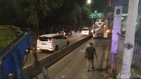 Truk tersebut berhasil dievakuasi petugas pada pukul 01.20 WIB (Foto: Jabbar-detikcom)