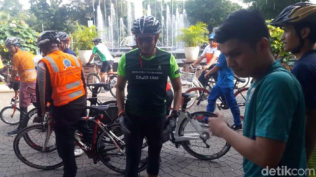 Bersama Komite Sepeda, Sandi Gowes ke Balai Kota