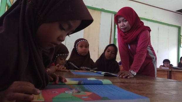 Digaji Rp 500 Ribu/Bulan, Guru Nurlina Nyambi Jualan Kue