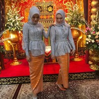 Serupa tapi tak sama, gaya Inge dan Poppy bisa jadi inspirasi kamu jika ingin berbusana kompak bersama kakak atau adik tanpa terlihat seperti memakai seragam atau kembaran. Foto: Instagram