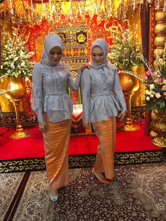 Serupa tapi tak sama, gaya Inge dan Poppy bisa jadi inspirasi kamu jika ingin berbusana kompak bersama kakak atau adik tanpa terlihat seperti memakai seragam atau kembaran. Foto: Instagram