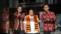 Terkait pertanyaan lainnya termasuk gencarnya dorongan pencopotannya dari kursi Ketua Umum Partai Golkar, Novanto tak merespons.