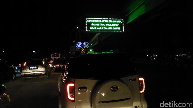 Macet, Lalin Bekasi Arah Jakarta Dialihkan ke Tol Becakayu Macet, Lalin Bekasi Arah Jakarta Dialihkan ke Tol Becakayu