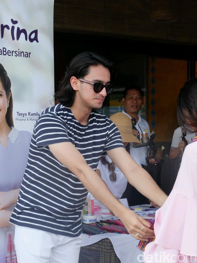 Sesibuk apapun kita pasti bisa kalau ada usaha. Kalau kita ada niat pasti bisa, termasuk dengan stripping ini. Bahkan waktu saya wisuda saya lagi jalan terus dengar ada orang di sebelah bilang ah kok bisa lulus sih dia, gue aja belum lulus, karena dia ngerasa saya stripping jadi nggak wajar aja sih kalau bisa lulus, cerita Omar. Foto: Anggi Mayasari / Wolipop