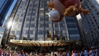 Berbagai karakter ditampilkan dalam parade Macys Thanksgiving Day Parade. Ingat burung merah yang ada di game smartphone ini? Angry Bird! (Reuters)
