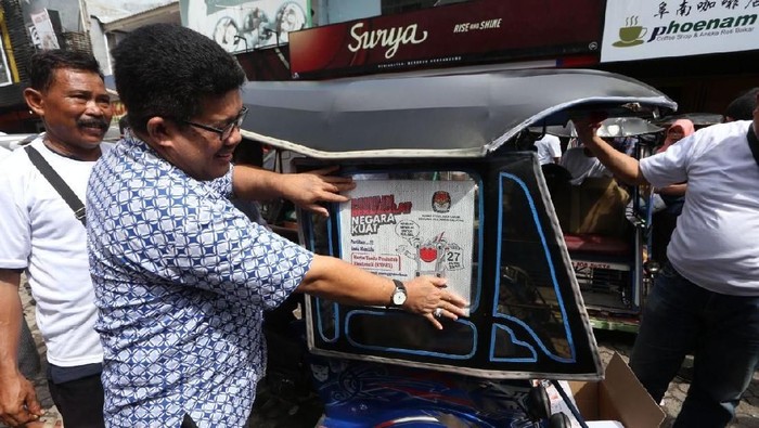 KPU Sulsel Pasang Stiker Ayo ke TPS di Ratusan Becak Motor