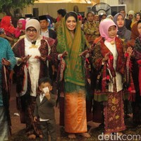 Selvi pun memberikan persembahan tarian Tor-tor yang didampingi dengan keluarga Bobby lainnya.  Foto: Andhika Prasetia/detikcom