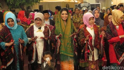 Foto: Cantiknya Selvi Menantu Jokowi Pakai Ulos di Pesta Adat Kahiyang-Bobby
