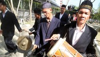 Prosesi mangalo-alo mora dimulai sekitar pukul 09.30 WIB.