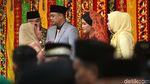 Foto: Senyum Bahagia Kahiyang-Bobby di Pesta Adat