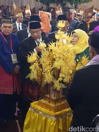 Perwakilan etnis Melayu memberikan hadiah