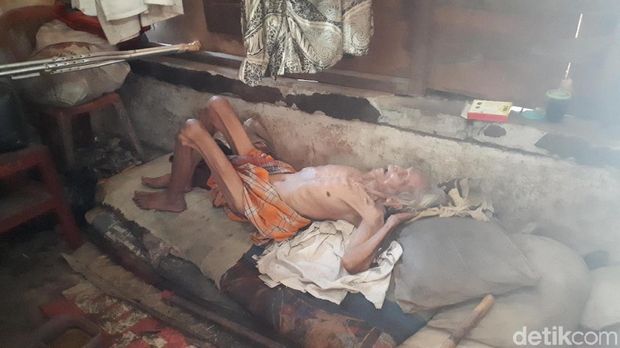 Kakek Radi mengalami lumpuh setelah terjatuh pada 8 bulan lalu