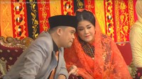 Beberapa kali Bobby terlihat menyimak baik-baik ucapan istrinya (Foto: dok CNN Indonesia)