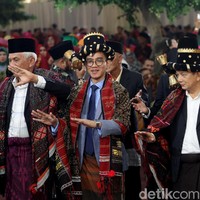 Gaya necisnya pun tak absen dari aksesori-aksesori khas Mandailing. Mulai dari topi, ulos yang disampirkan di pundak, serta sarung yang dijadikan luaran celananya. Foto: Grandyos Zafna.
