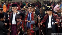 Setelah Kahiyang dan Bobby naik ke panggung pesta. Gibran berada di bawah panggung manortor atau menari tortor bersama para tamu undangan.