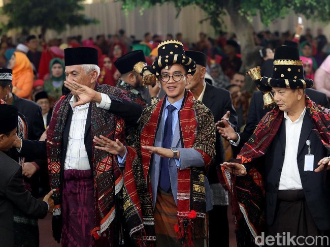 Gaya necisnya pun tak absen dari aksesori-aksesori khas Mandailing. Mulai dari topi, ulos yang disampirkan di pundak, serta sarung yang dijadikan luaran celananya. Foto: Grandyos Zafna.