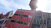 Para peserta aksi terlihat membawa sejumlah atribut berupa poster.