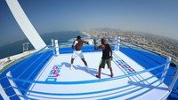 Petinju kelas berat, Anthony Joshua, sedang berlatih tanding di atas helipad salah satu gedung tertinggi dunia, Burj Al Arab (dok.Dubai Tourism)