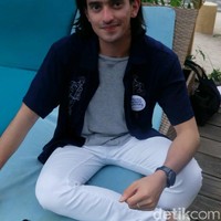 Meski saat mengerjakan skripsi aktor tampan ini tengah menjalankan syuting tiga judul sinetron stripping, Omar mampu membuktikan bahwa ia bisa menyelesaikan pendidikannya tepat waktu. Foto: Anggi Mayasari / Wolipop