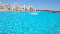 Bukan cuma terluas, tapi di ada juga salah satu sisi yang paling dalam hingga mencapai 35 meter. Kalau dilihat dari jauh pun, memang tidak seperti kolam renang (San Alfonso Del Mar)