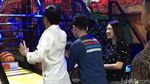 Foto: Saat Jokowi Unjuk Gigi Main Basket di Depan Jan Ethes