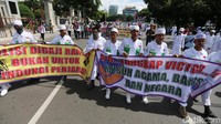 Massa memprotes soal pidato Viktor di Kupang, NTT, beberapa waktu lalu.