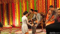 Sambil dijaga sang ibu, Selvi Ananda, Ethes berusaha naik ke panggung tempat Kahiyang dan Bobby duduk.  (Foto: Andhika Prasetia/detikcom)