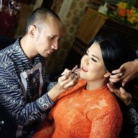 Didandani oleh makeup artist Barry Irawan, Kahiyang tampak flawless dengan lipstik oranye yang senada dengan kebayanya.  Foto: dok. Instagram (Barry Irawan)