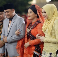 Menyempurnakan gaya Kahiyang sebagai pengantin Mandailing di Medan, kain ulos yang menyilang di area dada kebaya. Foto: Andhika Prasetia/detikcom