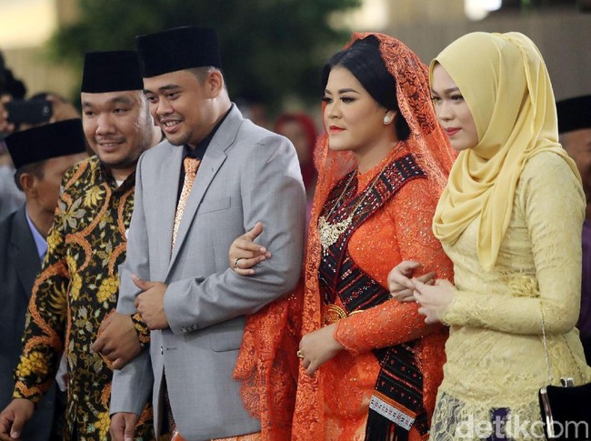 Menyempurnakan gaya Kahiyang sebagai pengantin Mandailing di Medan, kain ulos yang menyilang di area dada kebaya. Foto: Andhika Prasetia/detikcom