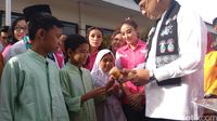 Hadiri Acara Revolusi Putih Anies Bagi-bagi Susu Bareng Bidadari