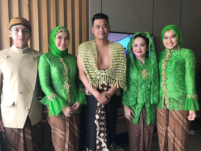 Inge dan Poppy yang memakai kebaya lace hijau saat prosesi siraman Kahiyang Ayu dan Bobby saat di Solo, beberapa waktu lalu. Kebaya hijau yang sudah cukup mencolok hanya dipercantik dengan detail patchwork bunga warna emas dan aksen lonceng pada ujung lengan kebaya. Foto: Instagram