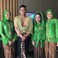 Inge dan Poppy yang memakai kebaya lace hijau saat prosesi siraman Kahiyang Ayu dan Bobby saat di Solo, beberapa waktu lalu. Kebaya hijau yang sudah cukup mencolok hanya dipercantik dengan detail patchwork bunga warna emas dan aksen lonceng pada ujung lengan kebaya. Foto: Instagram