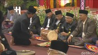 Gondang saat dibunyikan. Para tetua adat kemudian berseru Horas! (Foto: Dok. CNN Indonesia TV)